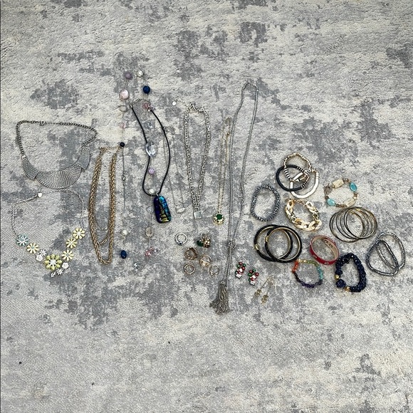 Bulk Lot of Mixed Fashion Costume Jewelry Necklaces Rings Bracelets Earrings - Picture 3 of 11